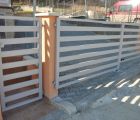 Brány a ploty - BP 444. Bránička a brána z hliníkových profilov v šedej farbe.