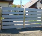 Brány a ploty - BP 336. Otváravá brána z nerezových jaklových profilov. Ako výplň bol použitý alupanel v striebornej farbe.