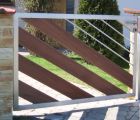 Brány a ploty - BP 145. Bránička z nerezových trubiek a drevených dosiek dotvára bráničke jedinečný vzhľad v minimalistickom štýle.